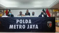 Direktur Reserse Kriminal Umum Polda Metro Jaya Kombes Pol Tubagus Ade Hidayat (kedua dari kanan) memberikan klarifikasi terkait tudingan yang menyebut pihaknya jadi pelindung mafia tanah, Senin (8/3/2021). (Liputan6.com/Ady Anugrahadi)