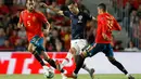 Gelandang Kroasia, Ivan Perisic berusaha melewati dua pemain Spanyol saat bertanding pada UEFA Nations League di stadion Manuel Martinez Valero, Spanyol (11/9). Spanyol menang telak atas Kroasia 6-0. (AP Photo/Alberto Saiz)