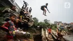Anak-anak bermain di Sungai Ciliwung, Jakarta, Selasa (24/8/2021). Sungai Ciliwung menjadi tempat alternatif untuk bermain di kala pandemi karena ditutupnya ruang-ruang bermain atau taman kota, dan juga karena kurangnya ruang bermain bagi anak-anak. (Liputan6.com/Johan Tallo)