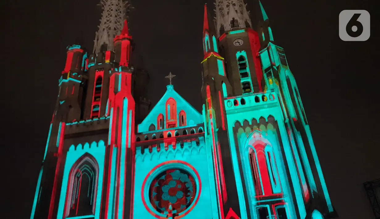 Cahaya warna warni menghiasi Gereja Katedral saat pemutaran video mapping tentang sejarah Kongres Pemuda II , Jakarta, Minggu (27/12/2019). Pemutaran video mapping ini untuk memperingati Hari Sumpah Pemuda ke-91 dan berlangsung hingga 28 Oktober. (Liputan6.com/Helmi Fithriansyah)