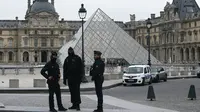 Polisi berjaga di depan Museum Louvre, Paris Prancis. (Dimitar DILKOFF / AFP)