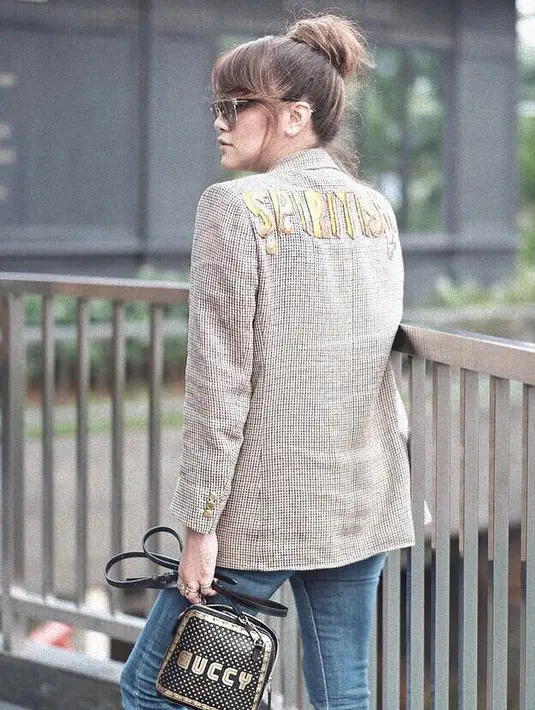 Dalam kesehariannya, Olla Ramlan yang kini sudah memiliki tiga orang anak tetap selalu berhasil dalam mencuri perhatian. Gayanya yang simple, namun Olla tetap terlihat elegan dan mewah. (Instagram/ollaramlanaufar)