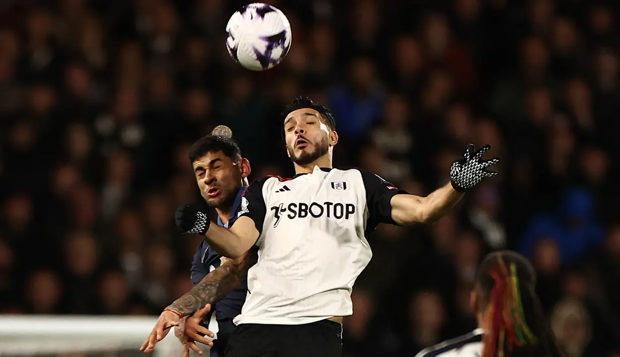 Striker asal Meksiko berusia 33 tahun kelahiran 5 Mei September 1991, Raul Jimenez saat ini tengah menjalani musim kedua bersama Fulham di Premier League. Fulham menjadi klub keduanya di Premier League setelah sebelumya sempat membela Wolverhampton Wanderers mulai 2018/2019. Hingga kini ia telah bermain dalam 161 laga di Premier League dengan torehan 47 gol dan 18 assist. (AFP/Henry Nicholls)