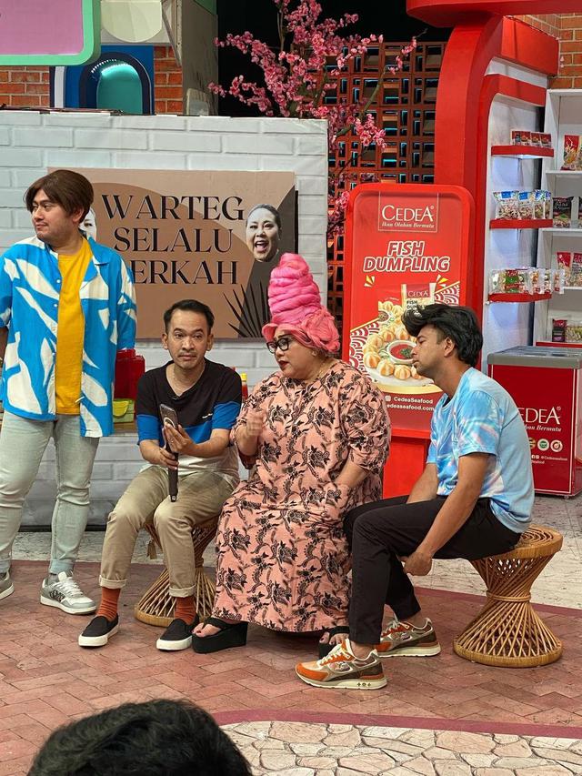 Rambut Mulai Rontok Pasca Kemoterapi, Ini 6 Potret Nunung Pakai Turban dan Wig