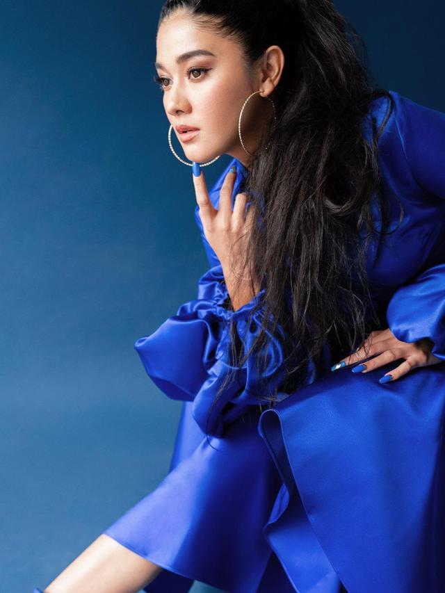5 Gaya Pemotretan Naysila Mirdad Kenakan Dress Biru Tampil Menawan Hot Liputan6 Com