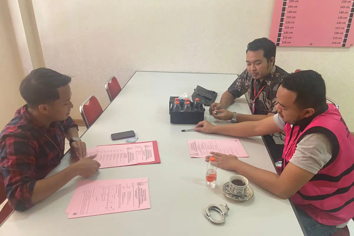 Tersangka pencurian uang ATM Bank Jatim diserahkan ke Kejari Surabaya. (Dian Kurniawan/Liputan6.com)