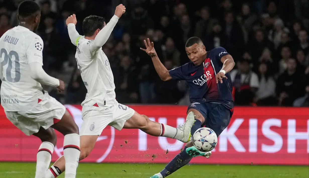 Les Parisiens perlahan-lahan mulai lebih unggul dalam penguasaan bola. Hasilnya, PSG membuka skor pada menit ke-32. Mbappe kali ini sukses mengkonversikan bola sepakan mendatarnya di kotak penalti menjadi gol. Keunggulan ini bertahan hingga akhir babak pertama. (AP Photo/Thibault Camus)