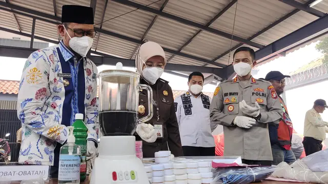 Pemusnahan barang bukti yang dilakukan Kejari Kota Depok bersama Forkopimda Kota Depok.