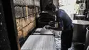 Pekerja menyelesaikan pembuatan tahu di industri rumahan kawasan Mampang, Jakarta, Minggu (30/8/2020). Menurunnya produksi disebabkan pelanggan, terutama pengusaha warung makan yang terpaksa tutup akibat diterapkannya PSBB sehingga berpengaruh pada omzet penjualan. (merdeka.com/Iqbal S. Nugroho)