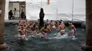 Sejumlah pria Jepang membersihkan diri jelang acara Hadaka Matsuri atau Festival Pria Telanjang, Jepang, Sabtu (18/2). Hadaka Matsuri merupakan festival tahunan di mana para pesertanya hanya memakai cawat putih khas Jepang. (AFP PHOTO / Behrouz MEHRI)