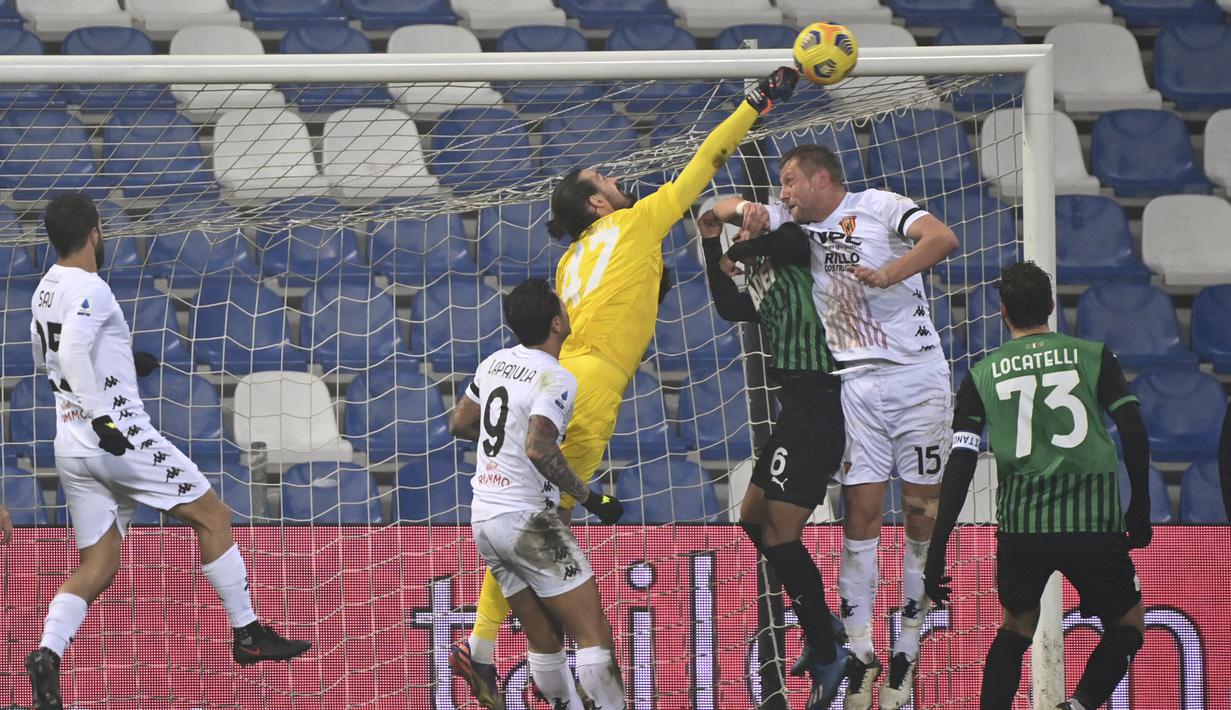 Bek Benevento, Kamil Glik (kedua dari kanan), berduel udara dengan kiper Sassuolo, Andrea Consigli, dalam laga lanjutan Liga Italia Serie A 2020/21 pekan ke-11 di Mapei Stadium, Jumat (11/12/2020). Benevento kalah 0-1 dari Sassuolo. (LaPresse via AP/Massimo Paolone)