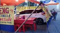 Potret 5 Mobil Terjebak di Lapak Pecel Lele Ini Bikin Geleng-Geleng