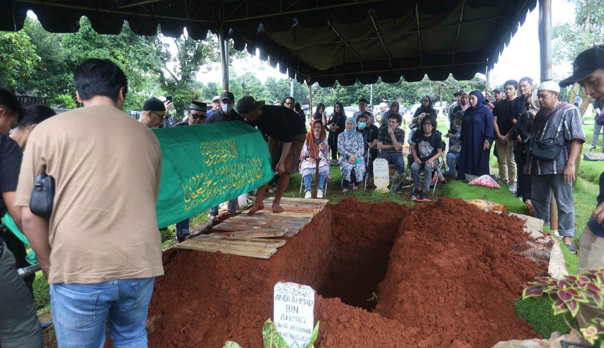 Beberapa kerabat dekat dan keluarga turut mengantar Donny Fattah hingga ke peristirahatan terakhirnya. Tampak dalam foto, suasana pemakaman jenazah Donny Fattah di Tempat Pemakaman Umum (TPU) Kampung Kandang, Jagakarsa, Jakarta Selatan, Sabtu (7/3/2026). (Kapanlagi.com/Budy Santoso)