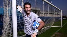Kiper Parma, Gianluigi Buffon berpose setelah sesi wawancara di Collecchio Sports Center, Parma, 27 Oktober 2022. (AFP/Miguel Medina)