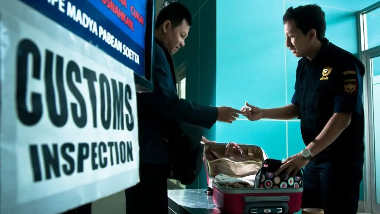 Pemeriksaan barang bawaan penumpang oleh Bea Cukai di bandara. (Dok Bea Cukai)