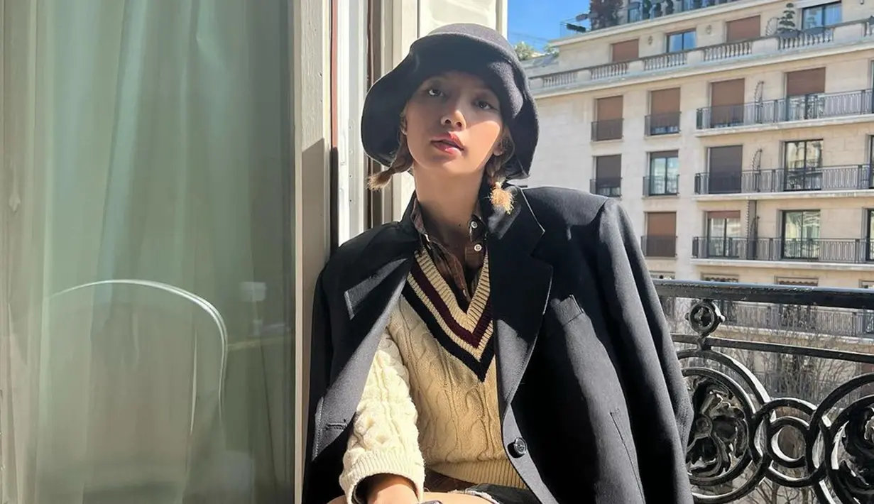 Gunakan sweater berwana krem dengan detail di bagian kerah, penampilan pelantun lagu Money ini juga jadi sorotan. Dirinya memilih menggunakan topi hitam senada dengan blazer oversize. (Liputan6.com/IG/@lalalalisa_m)