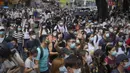 Para pengunjuk rasa yang menentang Undang-Undang Keamanan Nasional berbaris pada hari peringatan penyerahan Hong Kong ke China dari Inggris di Hong Kong, Rabu (1/7/2020). Unjuk rasa berlangsung sehari setelah pemberlakuan Undang-Undang Keamanan Nasional. (AP Photo/Vincent Yu)