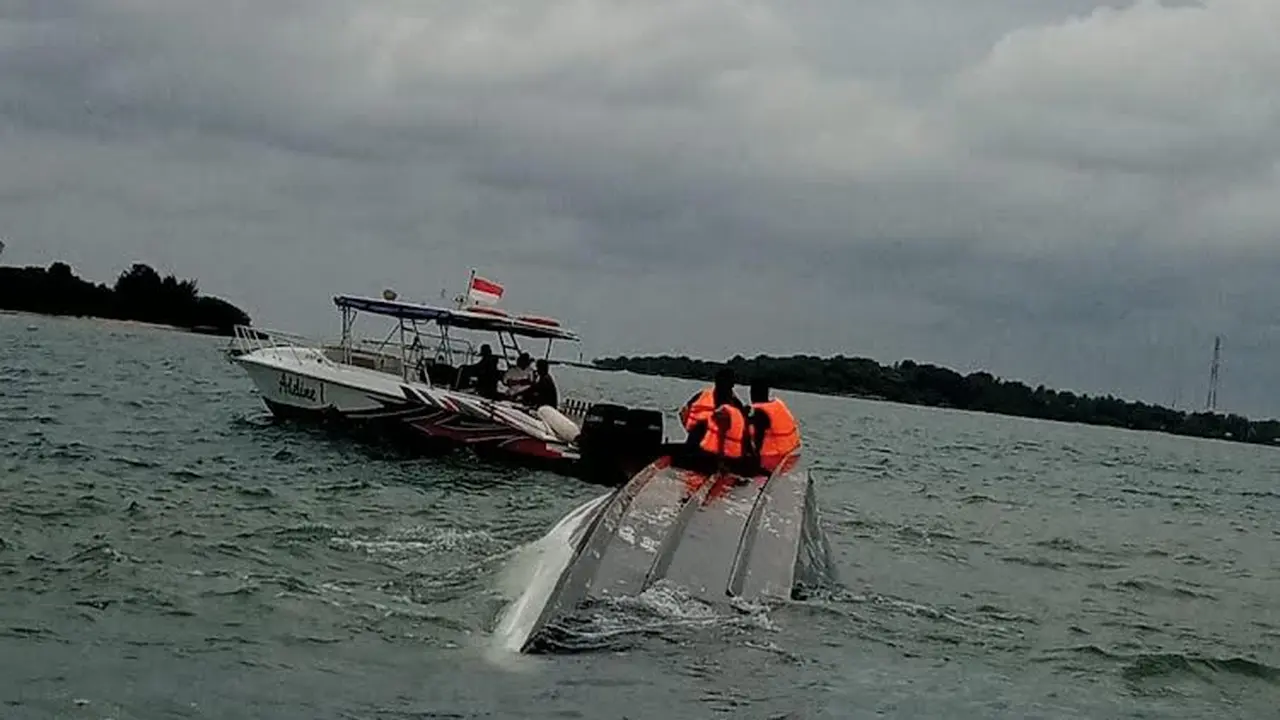 Proses evakuasi kapal speedboat KM parikudus yang mengalami kecelakaan di sekitar Perairan Pulau Rambut, Kelurahan Pulau Untung Jawa, Kepulauan Seribu Selatan pada Senin (11/3/2024).