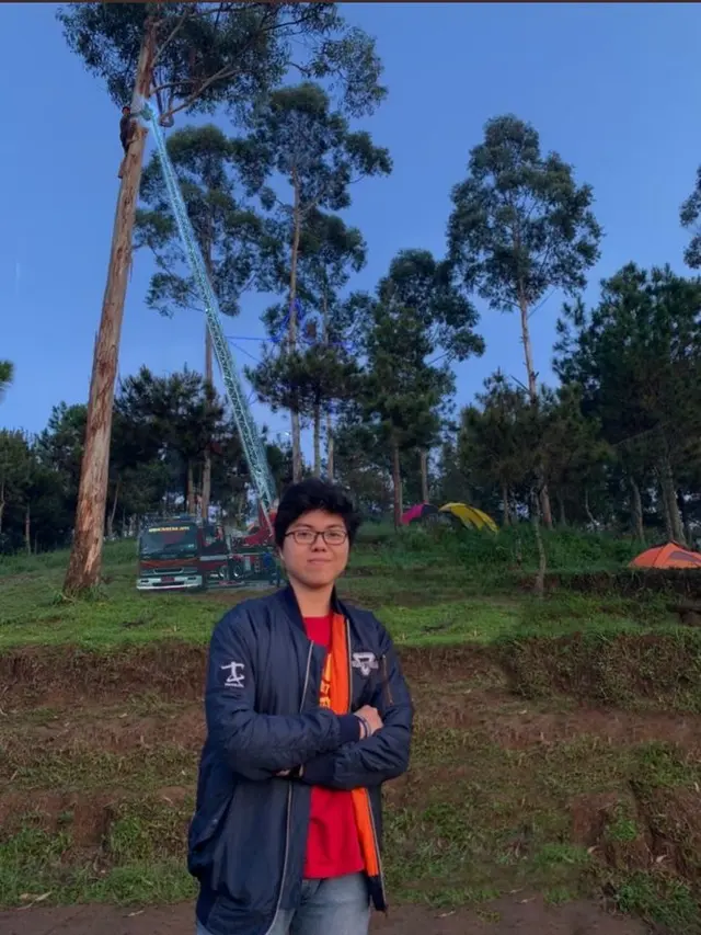Pria Ini Minta Fotonya Diedit Agar Temannya Hilang, 5 Hasilnya Bikin Ngakak