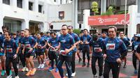 Wakil Menteri Dalam Negeri (Wamendagri) Bima Arya Sugiarto saat mengikuti Korpri Bestuur Run 10K yang berlangsung di Plaza Kantor Kementerian Dalam Negeri (Kemendagri), Jakarta, Minggu (15/12/2024) pagi