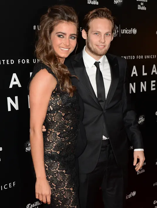 Gelandang Manchester United Daley Blind (kanan) dan pacarnya permen-Rae Fleur berpose di atas karpet merah saat mereka tiba untuk menghadiri "Inggris untuk UNICEF Gala Dinner" di Old Trafford, Manchester, Inggris, (29/11). (AFP PHOTO/OLI SCARFF)