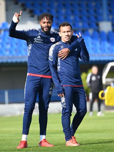 Egy Maulana Vikri (kanan) berpose di FK Senica.