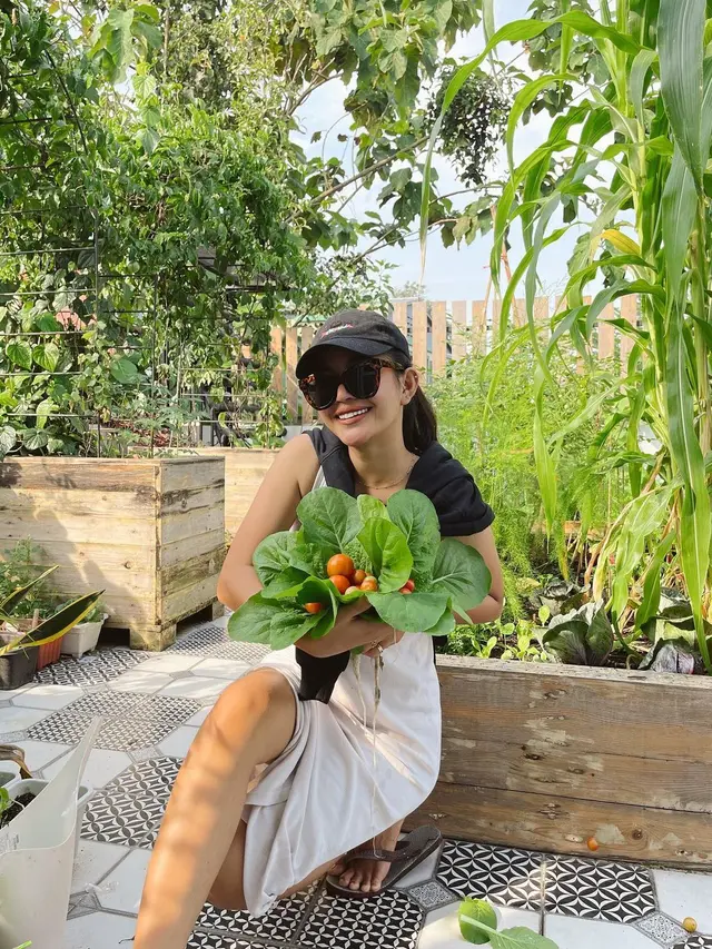 7 Potret Eriska Kesya, Istri Young Lex yang Berkebun di Rumah Jadi Sorotan
