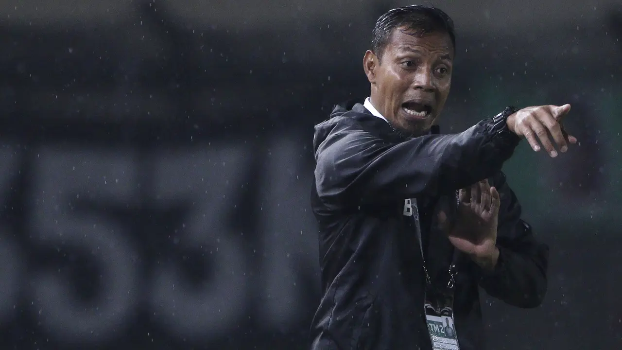 Asisten pelatih Persebaya Surabaya, Bejo Sugiantoro, memberikan instruksi saat melawan Perseru Serui pada laga Piala Presiden 2019. (Bola.com/Yoppy Renato)