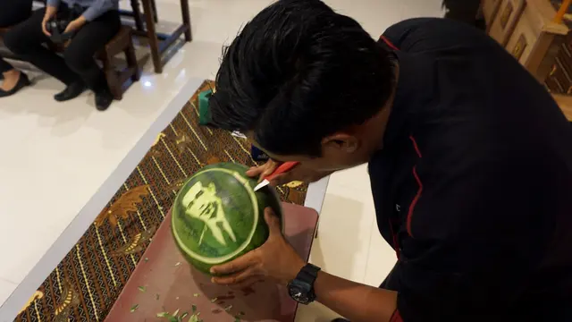 Wajah Dua Capres Hiasi Buah Semangka