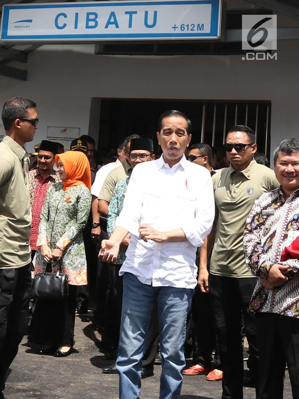 Presiden Joko Widodo meninggalkan Stasiun Cibatu seusai meninjau proyek reaktivasi jalur Cibatu-Garut, Jawa Barat, Jumat (18/1). Jokowi sempat melambaikan tangan kepada masyarakat sebelum memasuki mobil dinasnya. (Liputan6.com/Angga Yuniar)