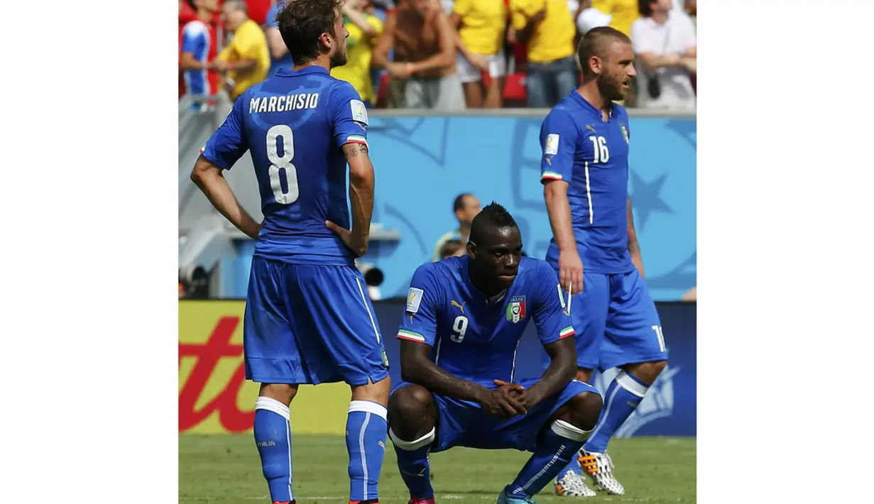 Tiga pemain Italia, Claudio Marchisio, Mario Balotelli dan Daniele De Rossi (dari kiri ke kanan) tertegun usai dikalahkan Kosta Rika 0-1 di babak penyisihan Piala Dunia 2014 Grup D di Stadion Pernambuco, Recife, Brasil, (20/6/2014). (REUTERS/Yves Herman)