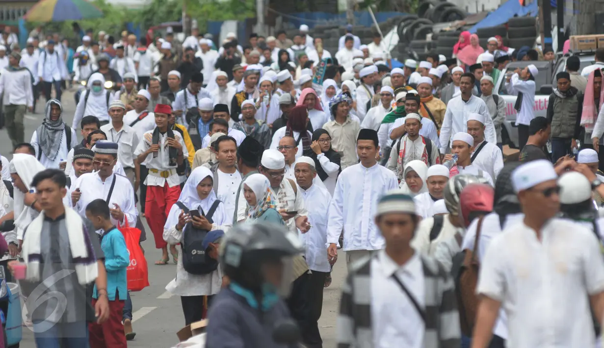 Peserta demo 2 Desember terlihat masih berjalan menuju Monas dari arah Tanah Abang, Jakarta, Jumat (2/12). Tidak hanya kaum pria, tampak kaum perempuan juga turut dalam aksi doa bersama di Monas. (Liputan6.com/Helmi Afandi)