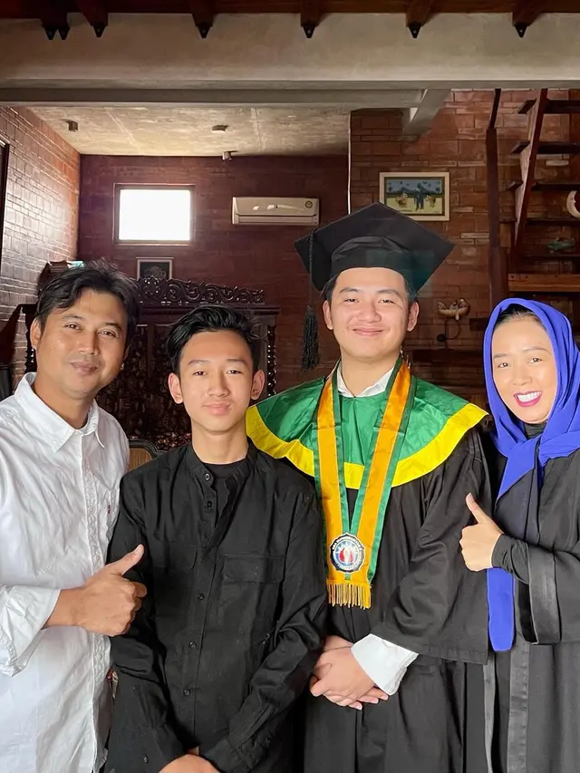 6 Potret Soimah Rayakan Kelulusan Aksa Uyun dari Bangku SMA, Tampil Sederhana