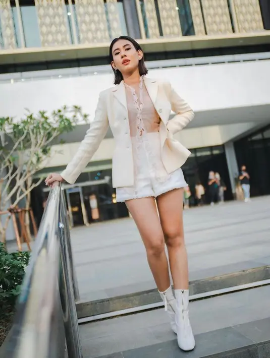Tampil chic dan stylish dengan padu padan kebaya encim, blazer dan short pants ala Shenina Cinnamon ini. (Instagram/sheninacinnamon).