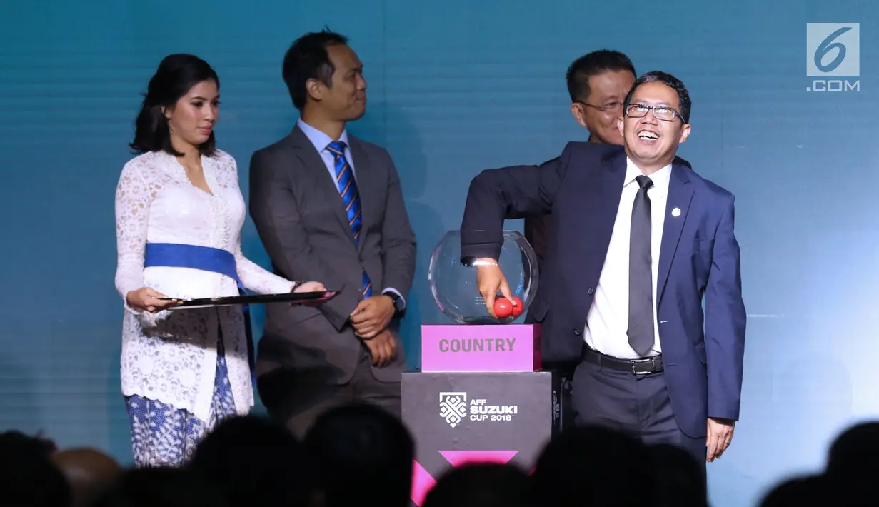 Plt Ketua Umum PSSI, Joko Driyono (kanan) mengambil bola undian fase grup Piala AFF 2018 di Jakarta, Rabu (2/5). Piala AFF akan dilangsungkan 8 November hingga 15 Desember 2018. (Liputan6.com/Helmi Fithriansyah)
