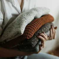 Ilustrasi tumpukan pakaian. (c) Arina Krasnikova/Pexels.com