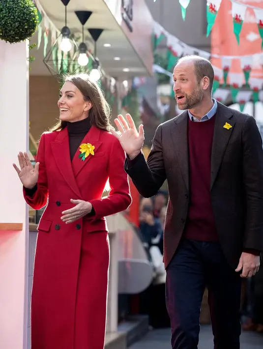 Kate Middleton dan coat dress adalah dua hal yang tak terpisahkan. Meski kerap berpakaian sama, tampilan Kate Middleton tidak pernah membosankan. Di potret ini, Kate Middleton padukan turtleneck dan coat dress merah [@princesandprincessofwales]