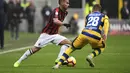 Pemain AC Milan, Suso mencoba melewati pemain Parma dalam laga lanjutan giornata ke-14 Serie A yang berlangsung di stadion San Siro, Milan, Minggu (2/12). AC Milan menang 2-1. (AFP/Miguel Medina)