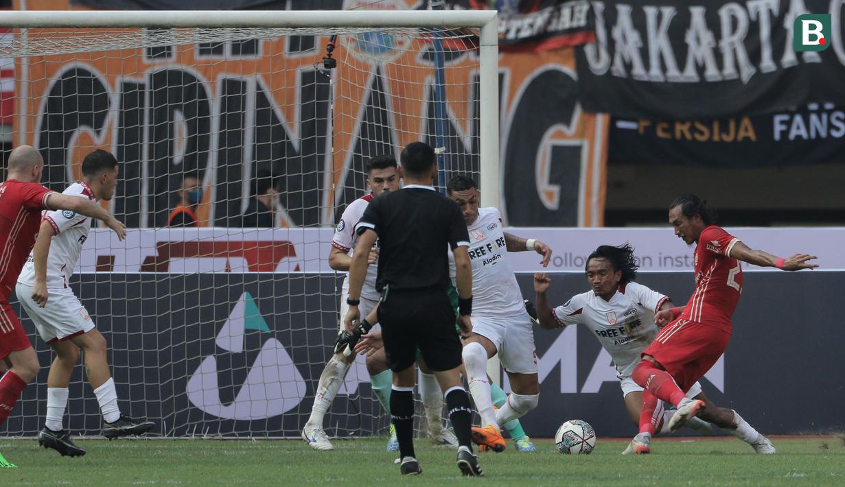 <p>Pemain Persija Jakarta, Hansamu Yama (kanan) berusaha mencetak gol ke gawang Persis Solo dalam laga pekan ke-2 BRI Liga 1 2022/2023 antara Persija Jakarta melawan Persis Solo di Stadion Patriot Candrabhaga, Bekasi, Minggu (31/7/2022) sore WIB. (Bola.com/Ikhwan Yanuar)</p>