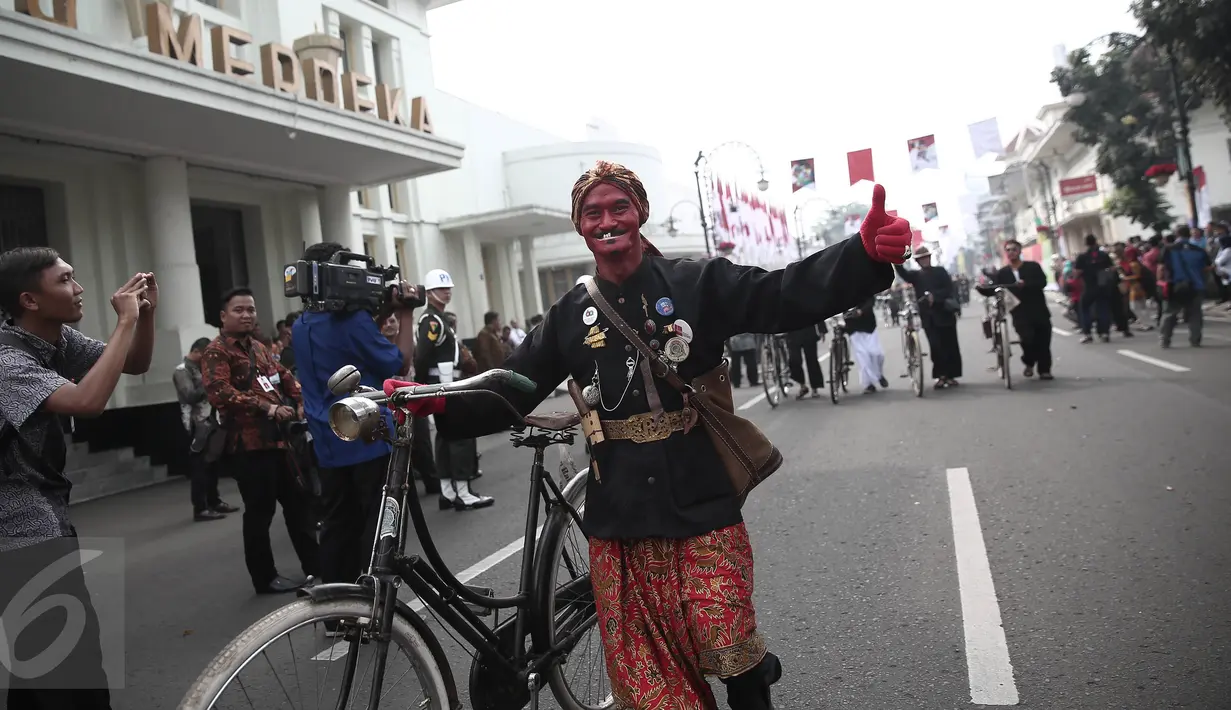 Peserta parade mengenakan kostum cepot menuju Gedung Merdeka, Bandung, Jawa Barat, (1/6/2016). Kegiatan untuk memperingati momen bersejarah bangsa Indonesia yakni lahirnya Pancasila dan pidato Bung Karno. (Liputan6.com/Faizal Fanani)