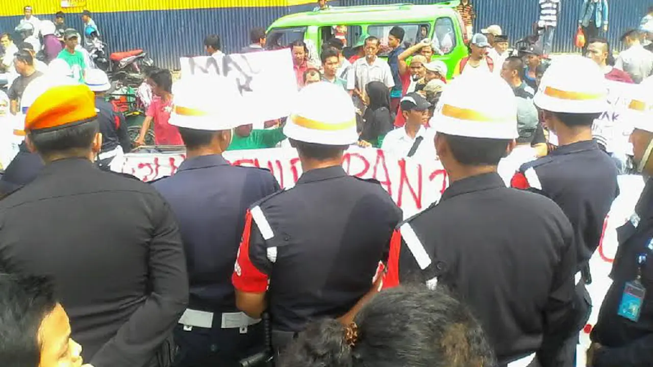 Kesal Pintu Utama Dipindah, Stasiun Bogor Didemo 