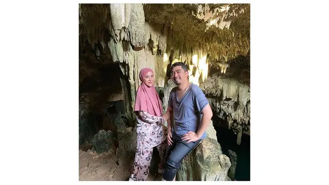 7 Potret Liburan Uztaz Solmed dan Istri di Labuan Bajo, Tampil Serasi