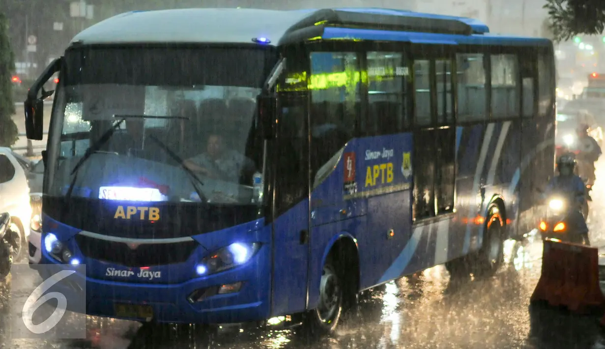 Dishubtrans DKI Jakarta akan berlakukan larangan Angkutan Perbatasan Terintegrasi Bus Transjakarta (APTB) beroperasi di jalur Transjakarta, Jakarta, (23/5). Rencananya kebijakan ini akan diterapkan mulai 1 Juni mendatang. (Liputan6.com/Yoppy Renato)