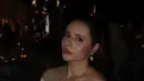 Geng Mermaid juga hadir, Jovita Karen tampil mengenakan off shoulder dress lengan panjang butter yellow dipadukan aksesori kalung silver dan anting-anting mutiara. [@jovitakaren]