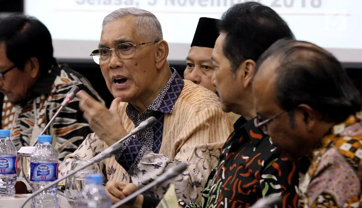 Wakil Presiden ke-6 Tri Sutrisno (tengah) memberi penjelasan saat menjadi narasumber Pleno Ke-51 Lembaga Pengkajian MPR di Gedung ruang GBHN, Gedung Nusantara V, Kompleks Parlemen, Senayan, Jakarta, Senin (5/11).  (Liputan6.com/Johan Tallo)