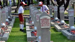 Upacara ziarah ke TMP Kalibata tersebut dalam rangka peringatan Hari Pahlawan 10 November 2014, Jakarta, Senin (10/11/2014). (Liputan6.com/Johan Tallo) 