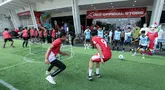 Legenda Timnas Indonesia, Evan Dimas (kiri) berebut bola dengan pemain Timnas Indonesia U-17, Muhammad Mierza (kanan) dalam acara coaching clinic bersama Nagoya Grampus di Garuda Store, GBK, Senayan Jakarta, Jumat (26/06/2025) pagi WIB. (Bola.com/Bagaskara Lazuardi)