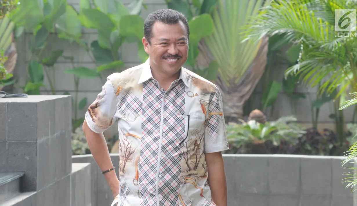 Pengacara dan juga Politisi Partai Golkar Rudi Alfonso tersenyum saat tiba di Gedung KPK, Jakarta, Jumat (21/6/2019). Rudi Alfonso diperiksa sebagai saksi untuk tersangka Markus Nari terkait kasus korupsi pengadaan e-KTP berbasis NIK Secara Nasional. (merdeka.com/Dwi Narwoko)