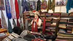 Peserta menjual produk dalam area ekshibisi Sabuk dan Jalur Sutra di China-ASEAN Expo ke-17, Nanning International Convention and Exhibition Center, Guangxi, China, 27 November 2020. China-ASEAN Expo ke-17 dan KTT Bisnis dan Investasi China-ASEAN dibuka pada (27/11). (Xinhua/Zhang Ailin)