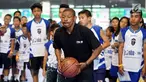 Mantan pemain NBA, Muggsy Bogues membawa bola pada acara Regional Selection Camp Jr. NBA Indonesia 2018 di Cilandak Sport Center, Jakarta. Pemain terpendek ini melatih anak-anak bermain bola basket. (Liputan6.com/Fery Pradolo)